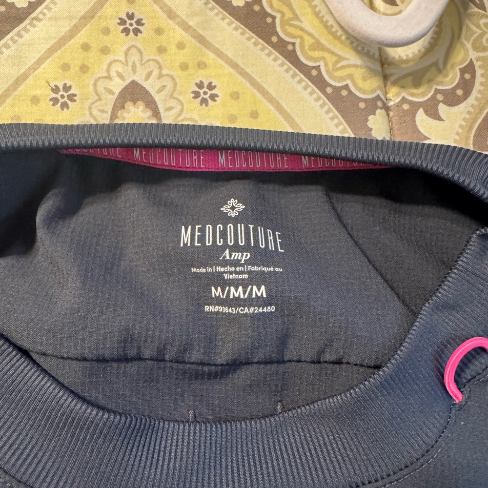 Medcouture scrub set - Picture 6 of 6